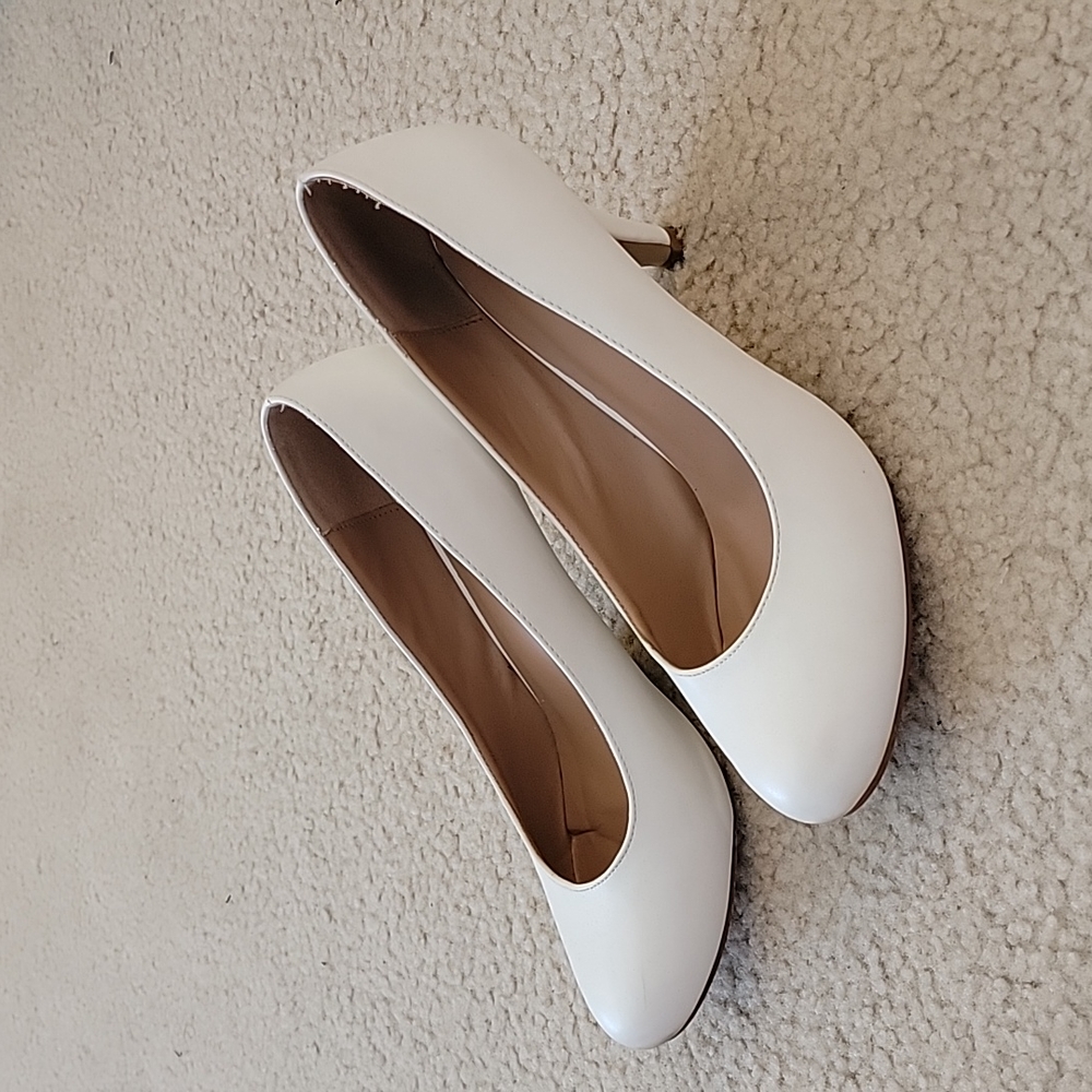 CLOSET CLEAROUT womens size 10 white pumps